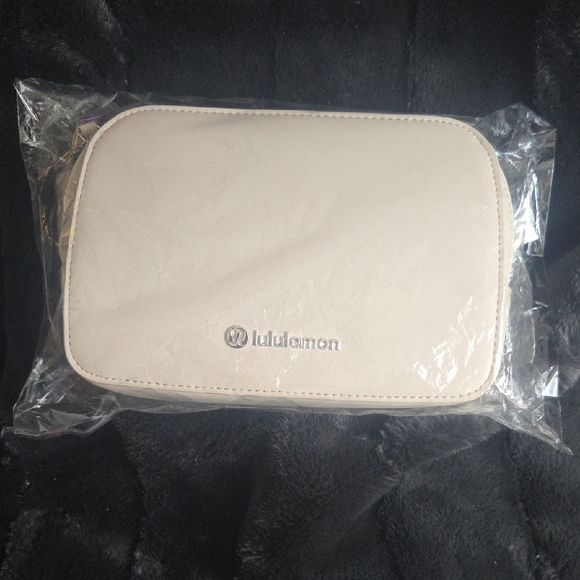 Lululemon Everywhere Belt Bag*leather Alternative* Cashew and Silver - Picture 5 of 6